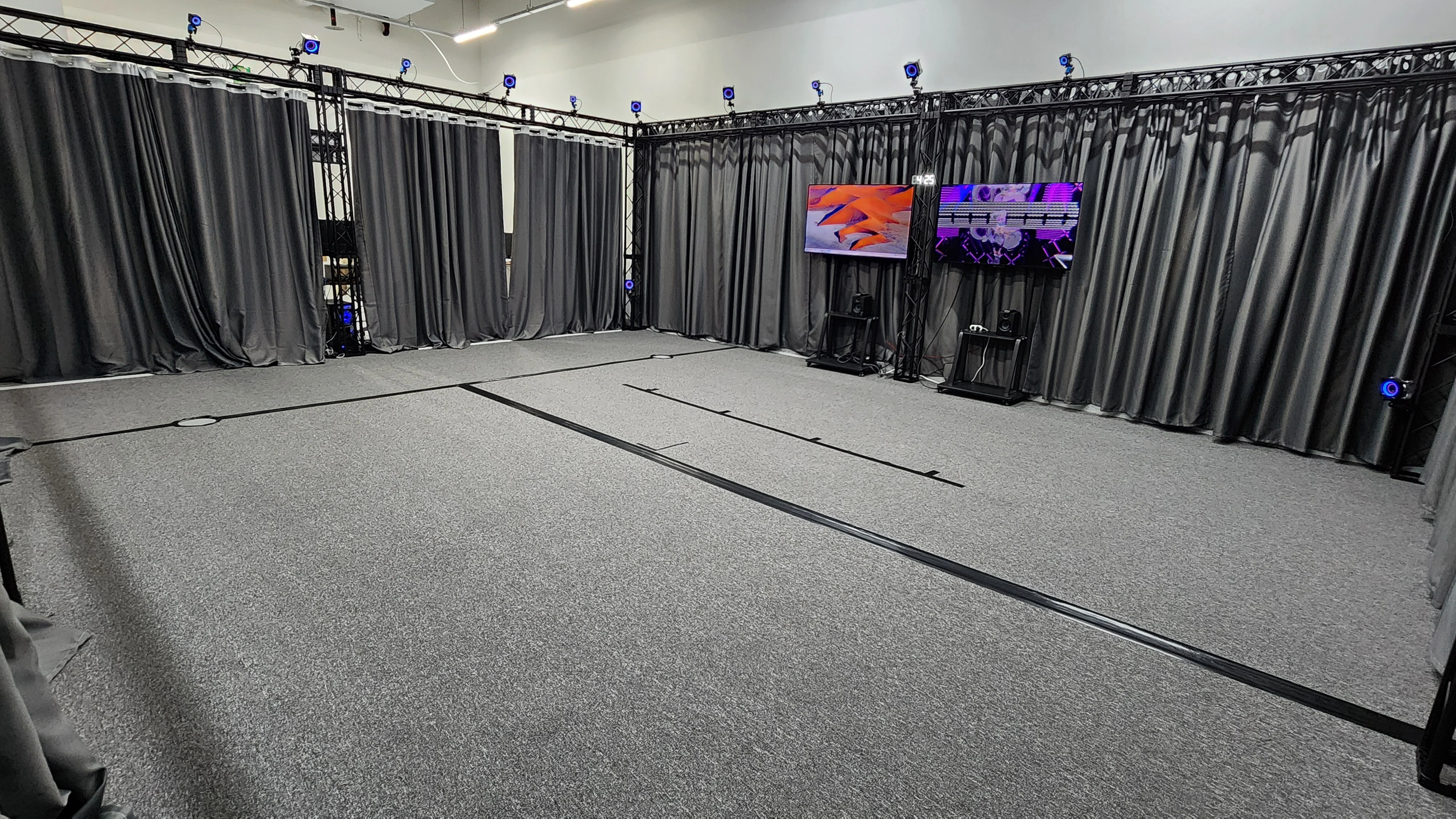 밍글 스튜디오 모션캡쳐 공간 전체 전경 001 - OptiTrack 카메라와 넓은 캡쳐 에리어